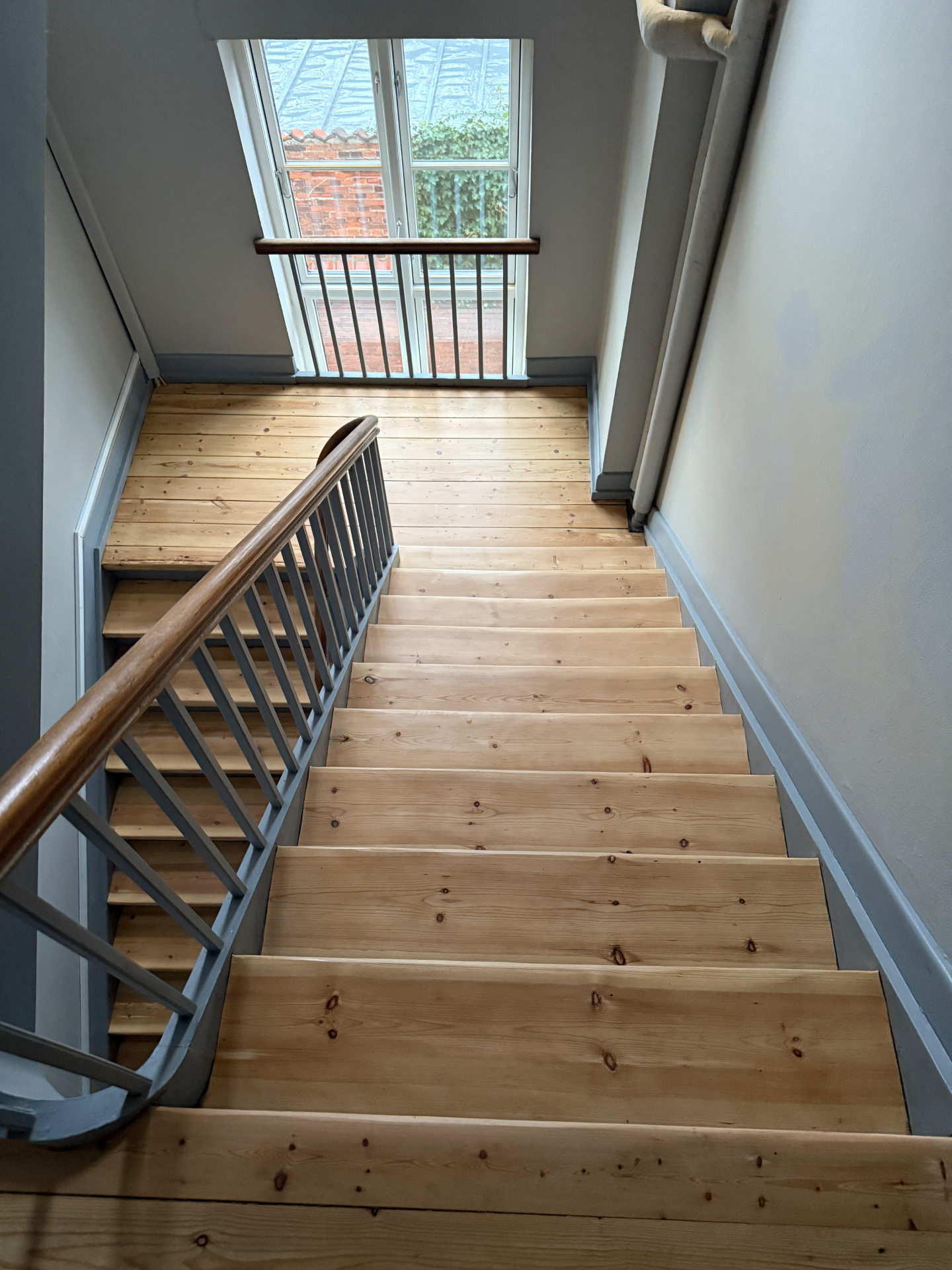 Trapperenovering før og efter – slidte trin gjort som nye – efter